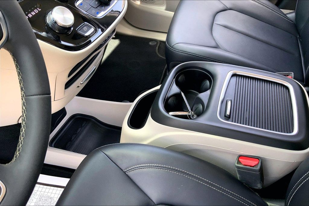 2024 Chrysler Pacifica Touring L photo 11