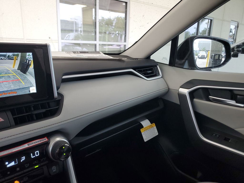 2025 Toyota RAV4 XLE photo 23