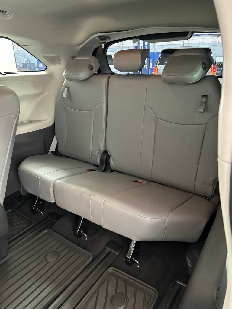2022 Toyota Sienna Limited photo 24