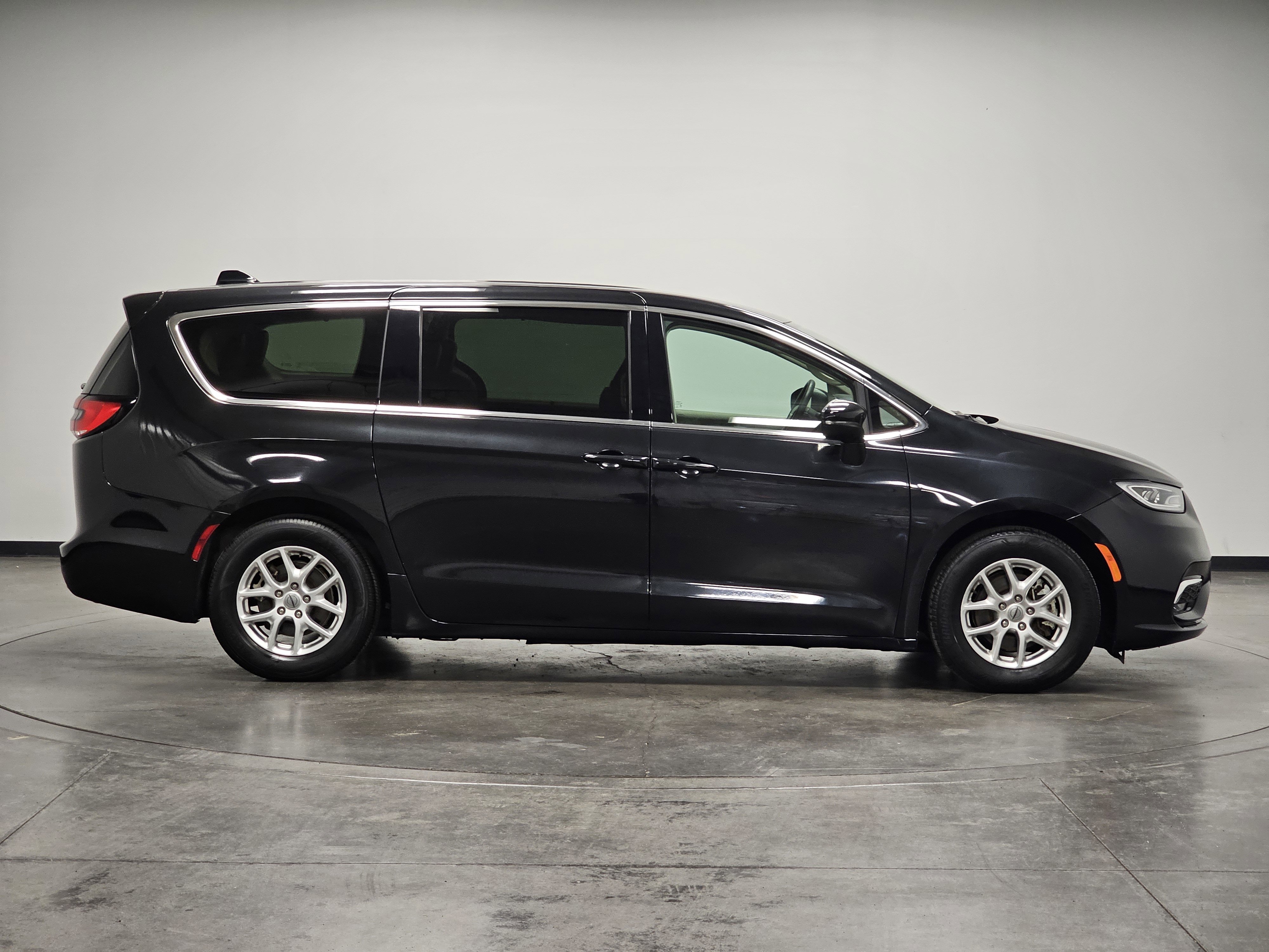 2023 Chrysler Pacifica Touring L photo 5