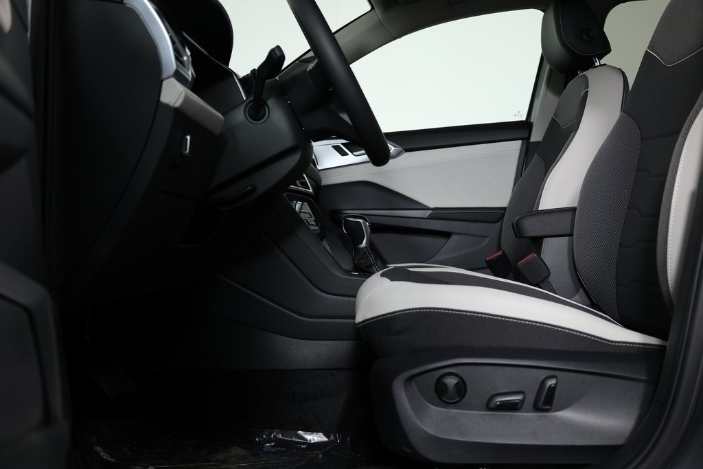 2025 Volkswagen Taos SE photo 4