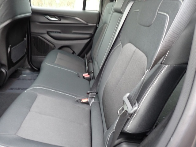 2025 Jeep Grand Cherokee Laredo photo 11