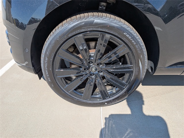 2025 Land Rover Range Rover SE photo 4