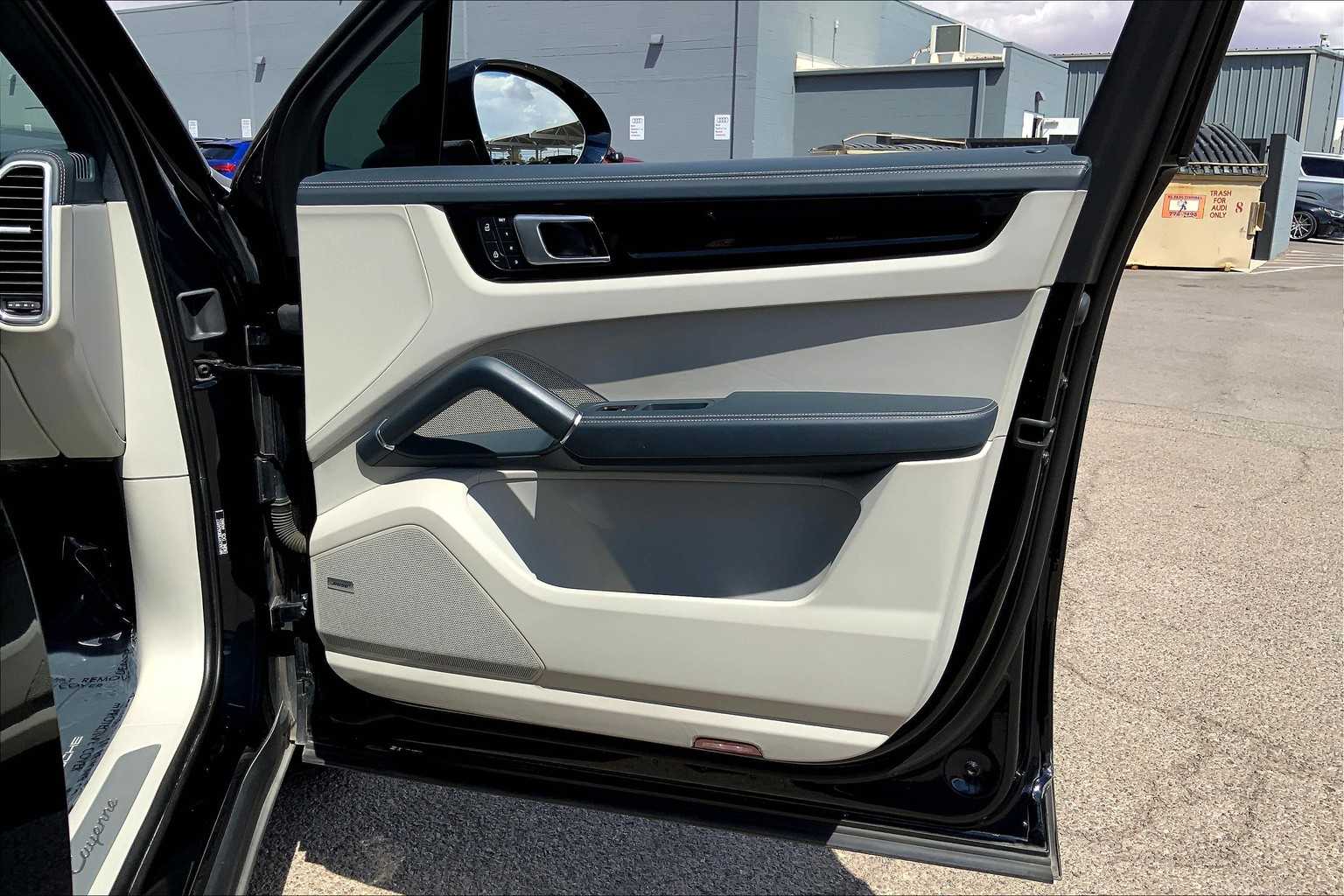 2022 Porsche Cayenne Base photo 21