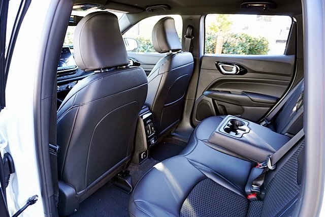 New 2026 Bright White Clear-Coat Exterior Paint Jeep Latitude image 20