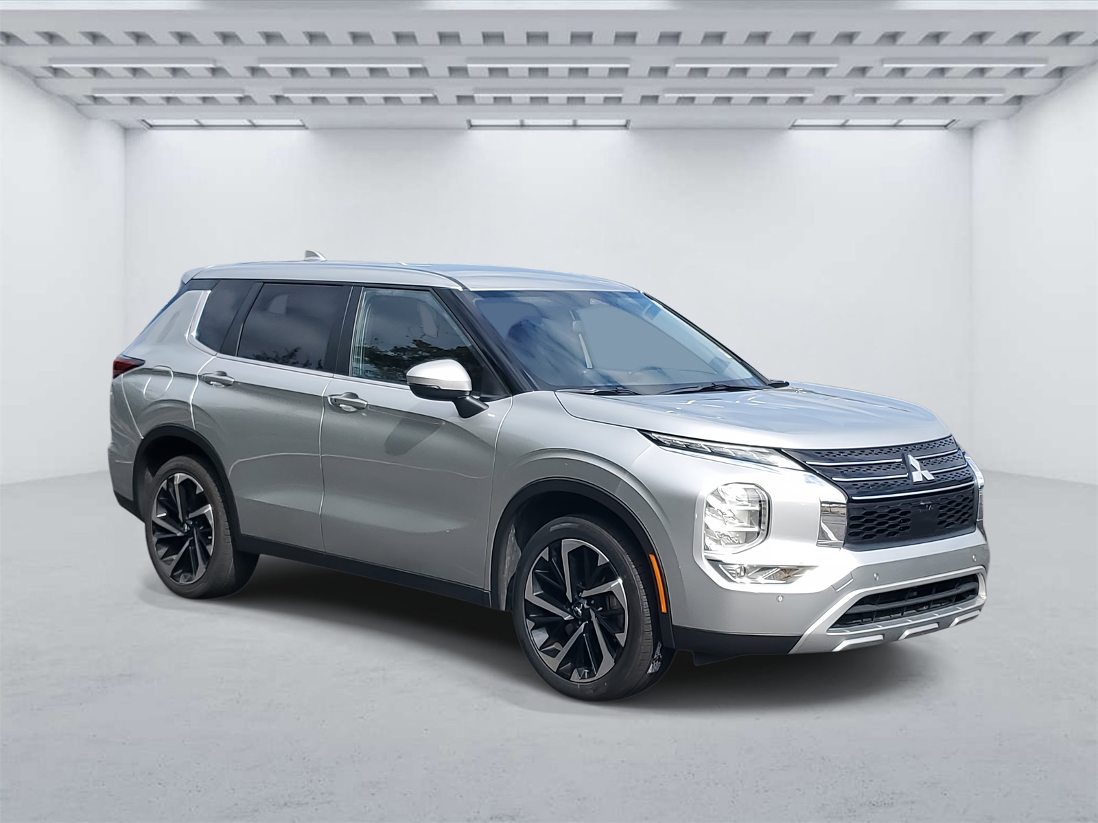 2024 Mitsubishi Outlander SE's photo