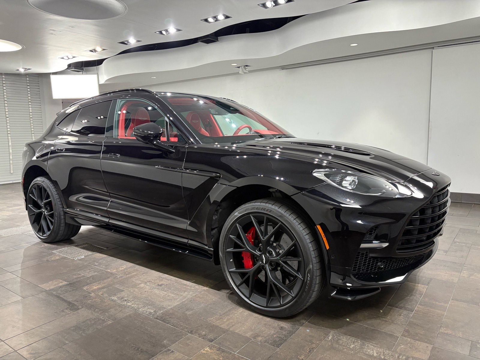 2025 Aston Martin DBX