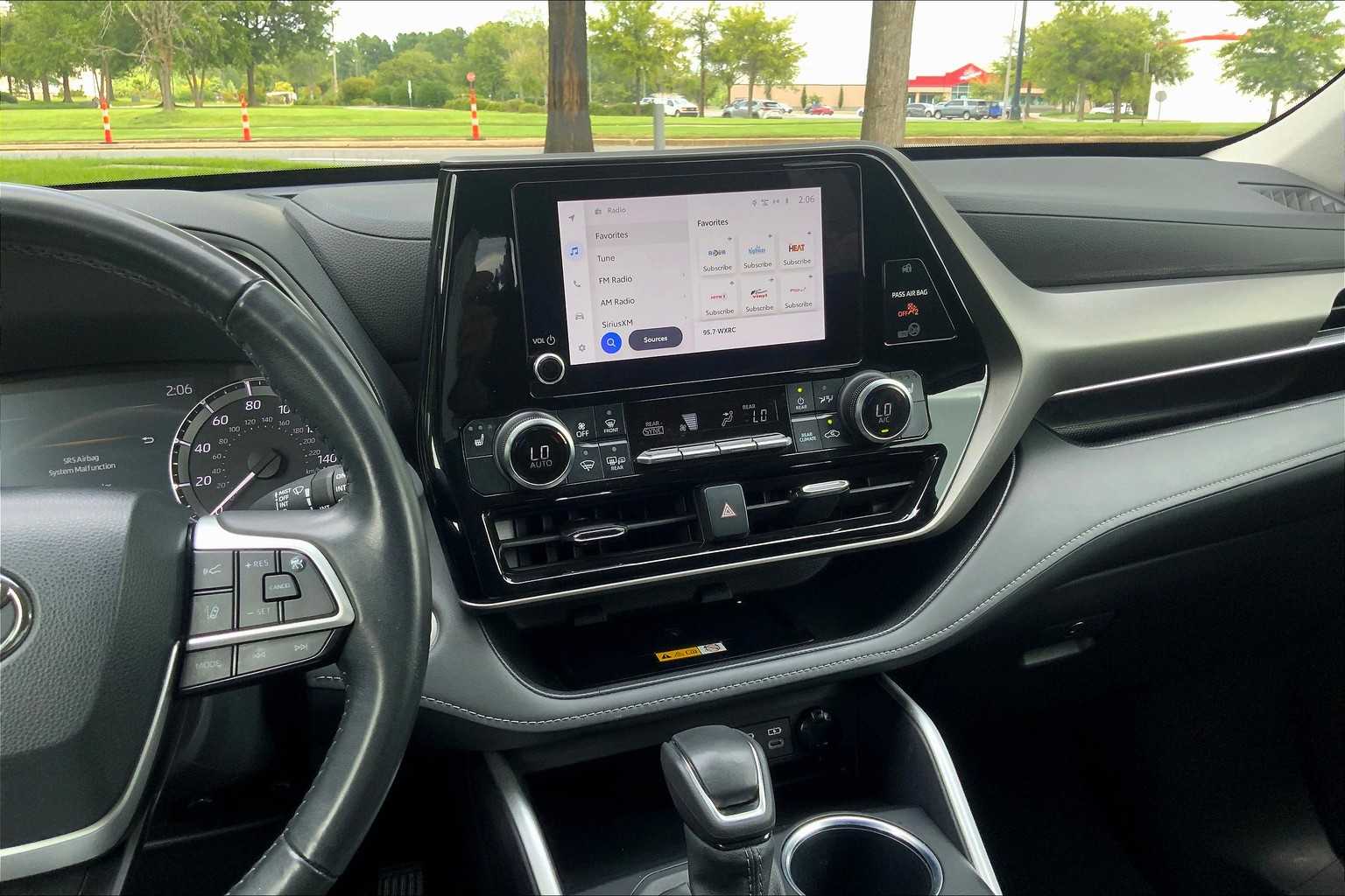 2024 Toyota Highlander XLE photo 6