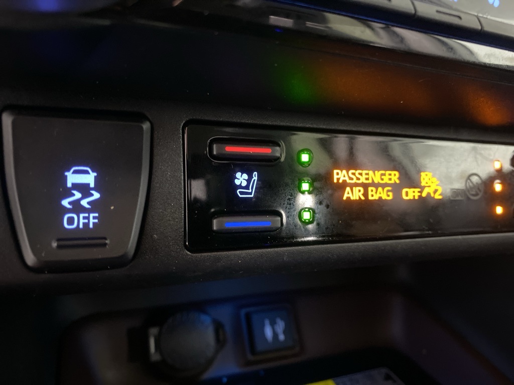 2019 Toyota RAV4 Limited photo 3