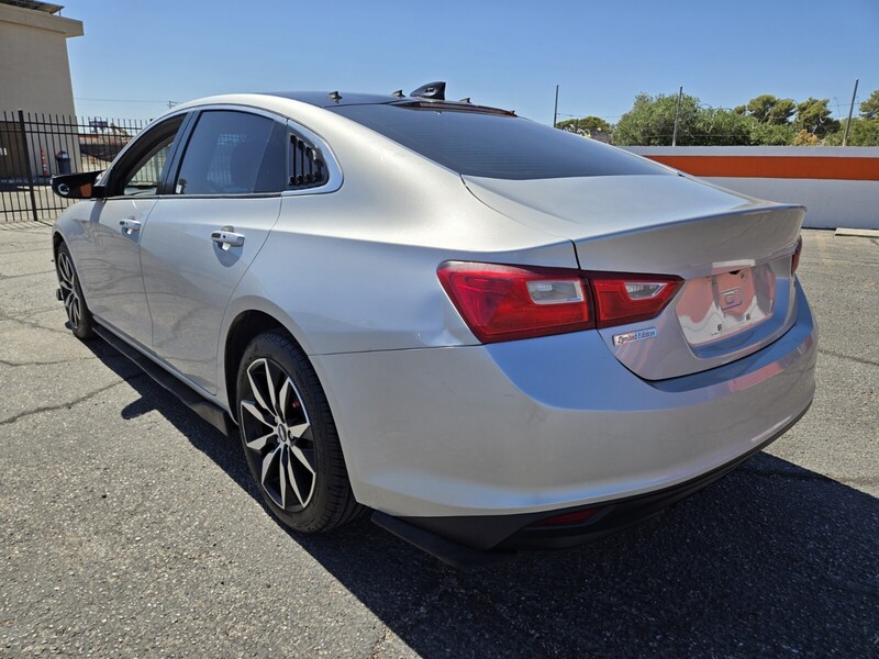 2018 Chevrolet Malibu 1LT photo 2