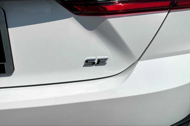 2025 Toyota Camry SE photo 9