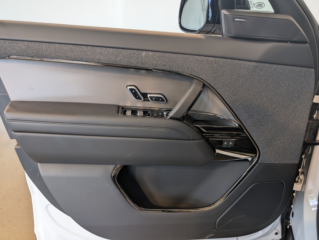 2025 Land Rover Range Rover Sport SE photo 6