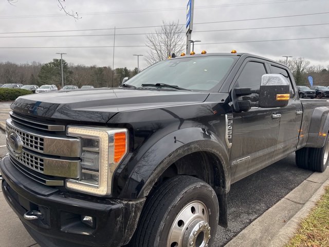 2019 Ford F-450 Super Duty Platinum's photo