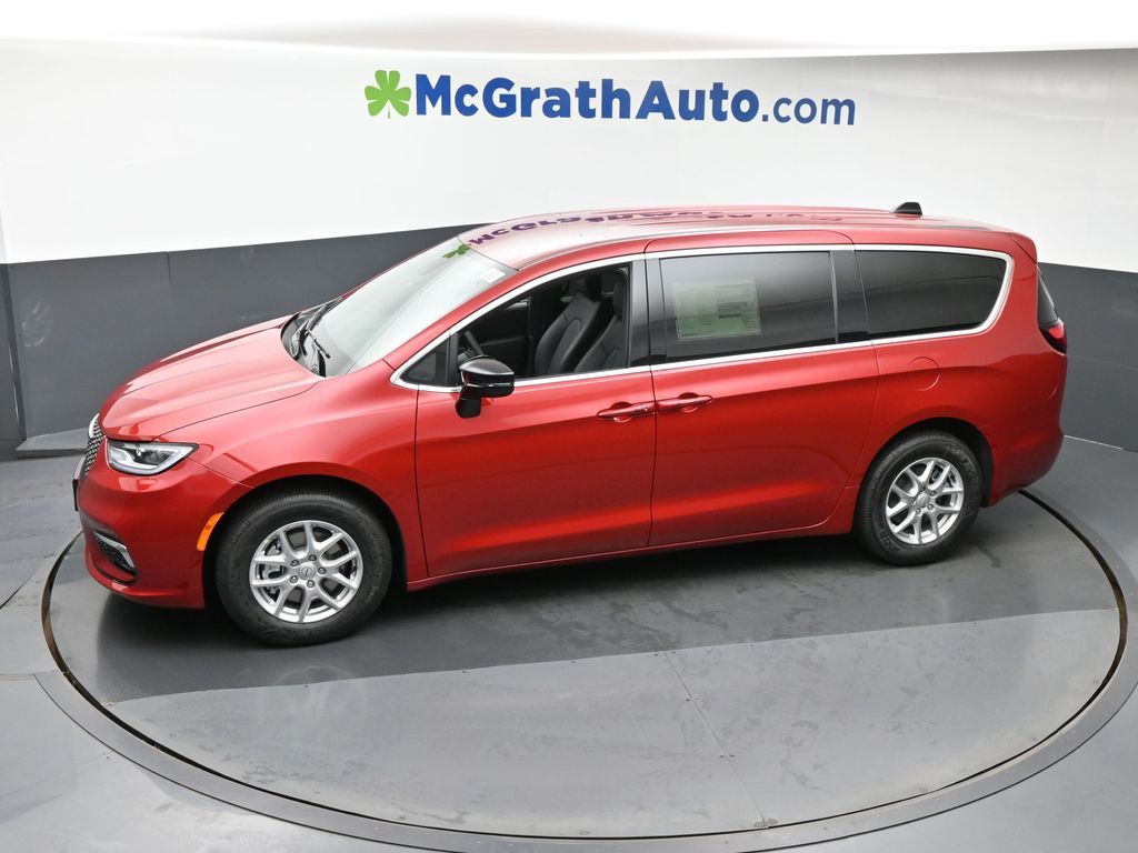 2026 Chrysler Pacifica photo 17