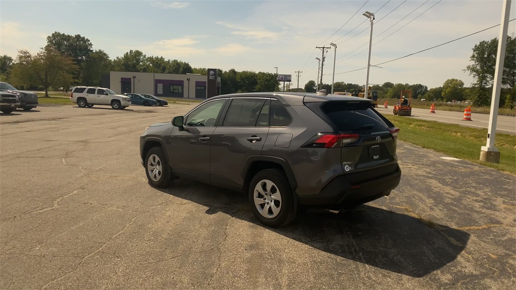 2022 Toyota RAV4 LE photo 6