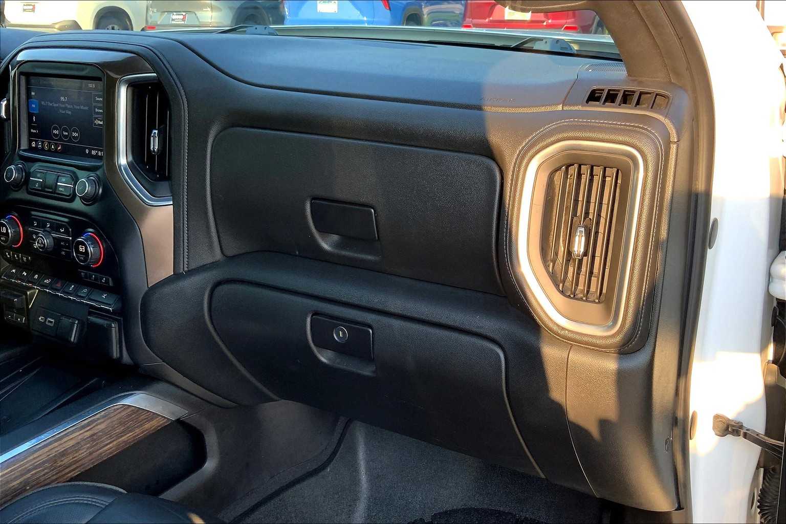 2019 Chevrolet Silverado 1500 High Country photo 17