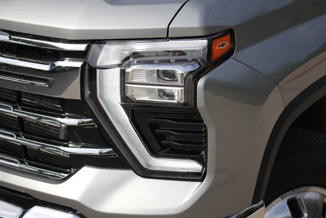 2025 Chevrolet Silverado 3500HD LTZ photo 3