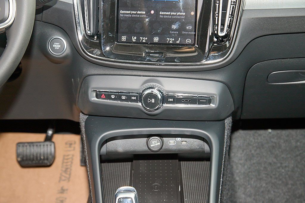 2026 VOLVO XC40 - Image 26
