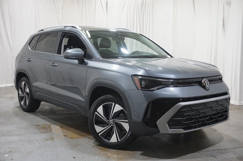 2025 Volkswagen Taos SE photo 2