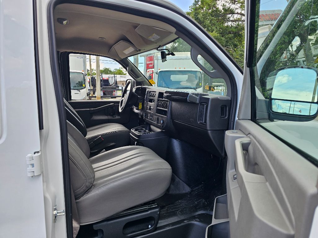 2025 Gmc Savana Cargo 2500 photo 16