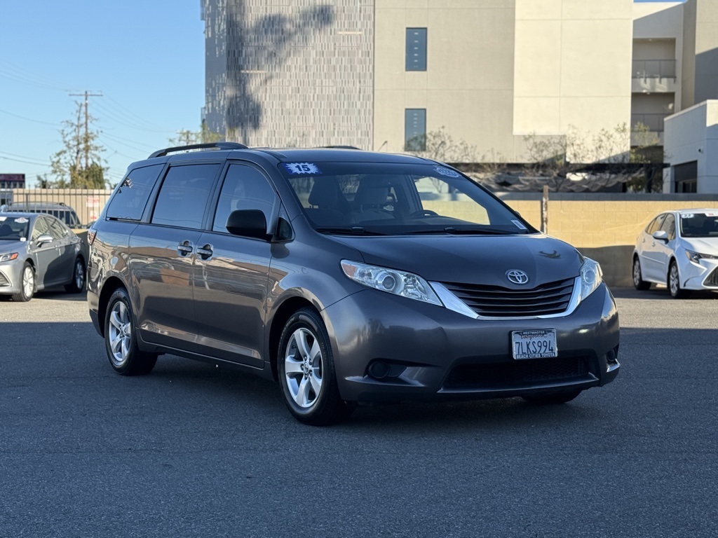 2015 Toyota Sienna LE's photo