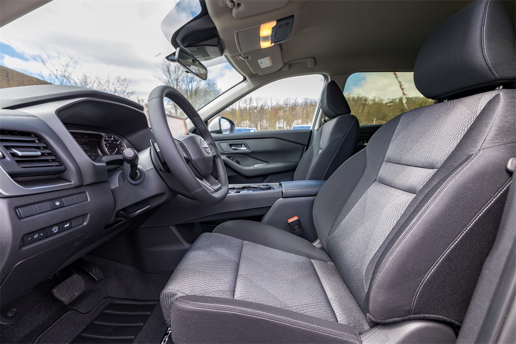 2025 Nissan Rogue SV photo 11
