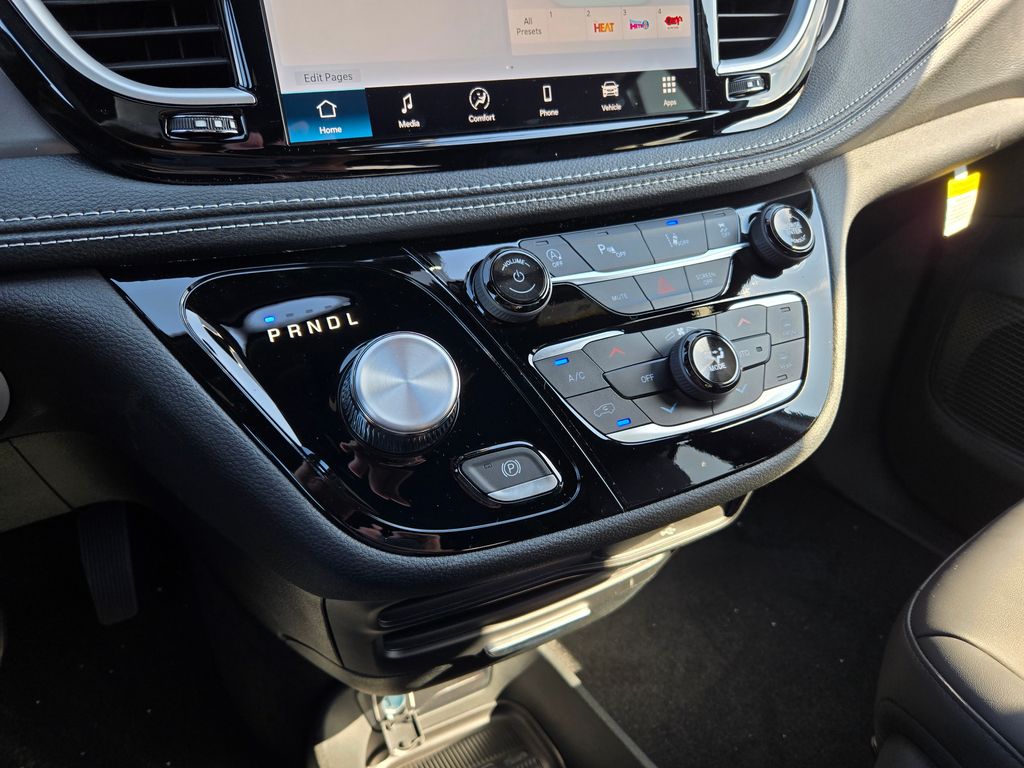 2026 Chrysler Pacifica photo 22