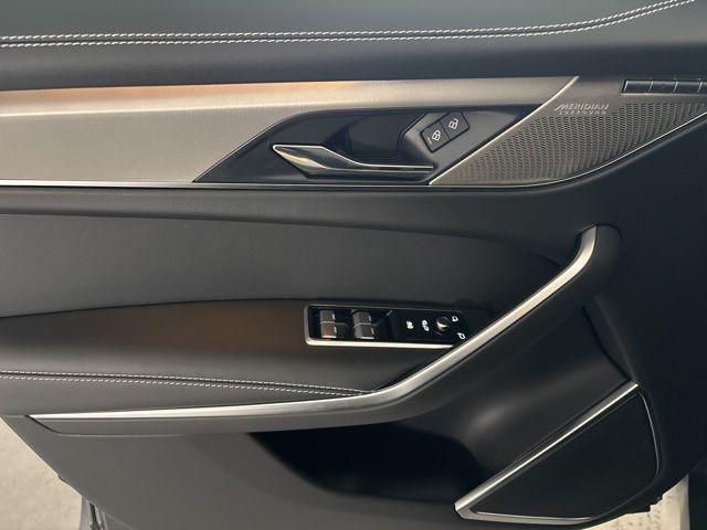 2025 Jaguar F-PACE P400 R-Dynamic S photo 14