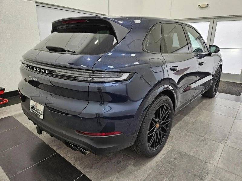 2025 Porsche Cayenne Base photo 7