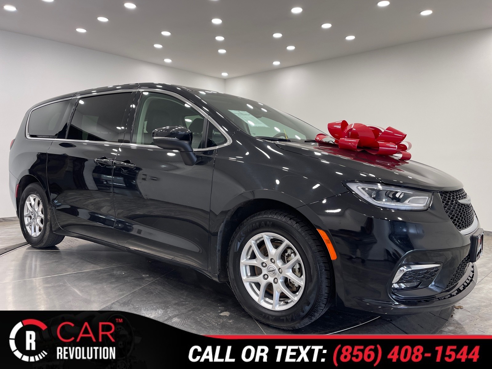 2023 Chrysler Pacifica Touring L's photo