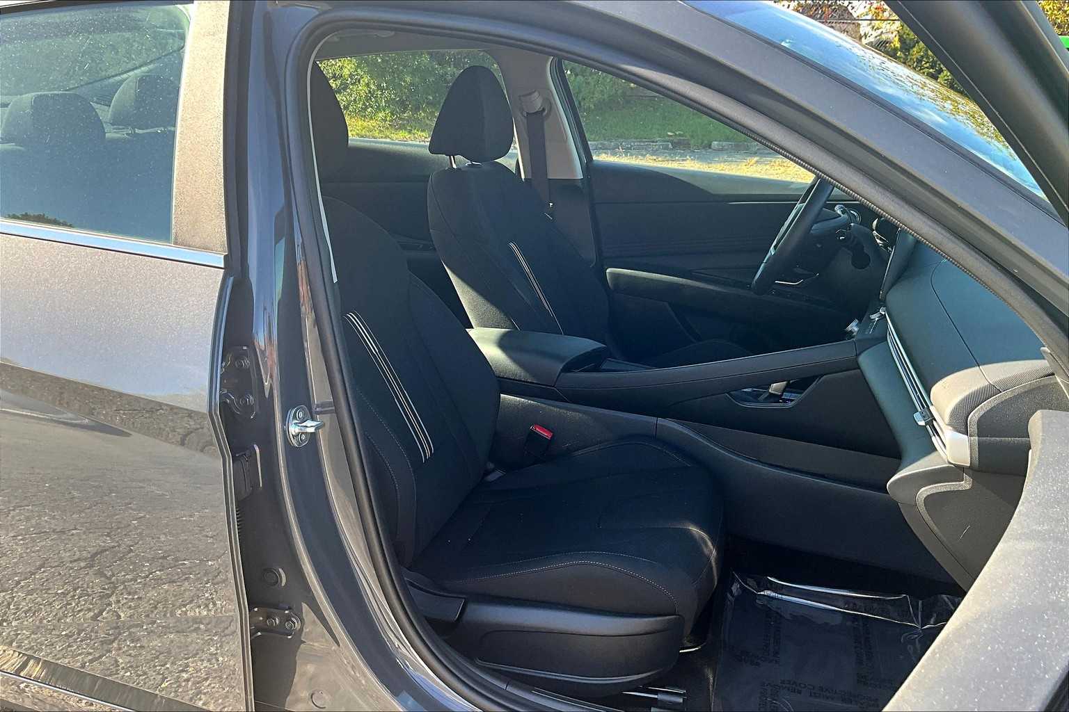 2024 Hyundai Elantra SEL Convenience photo 8