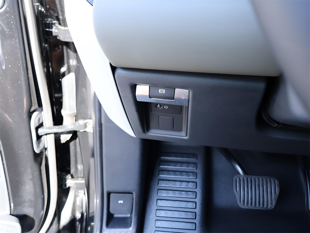 2024 Land Rover Defender 110 S photo 26