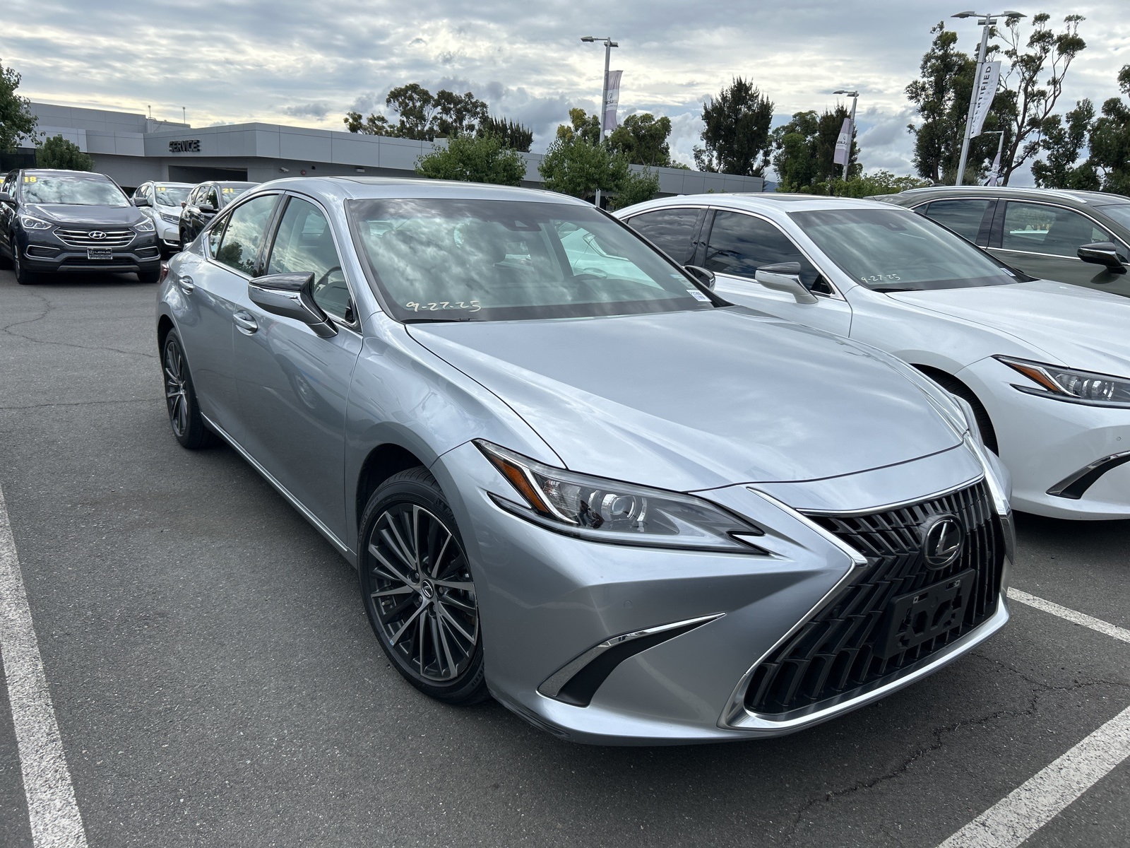 2024 Lexus ES 300h Premium photo 2