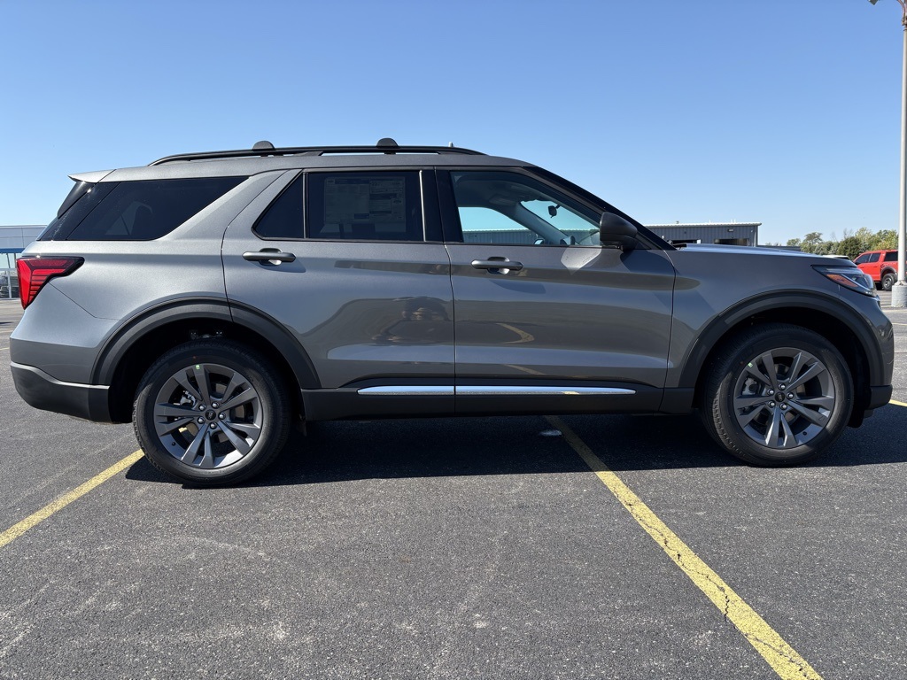 2025 Ford Explorer photo 4