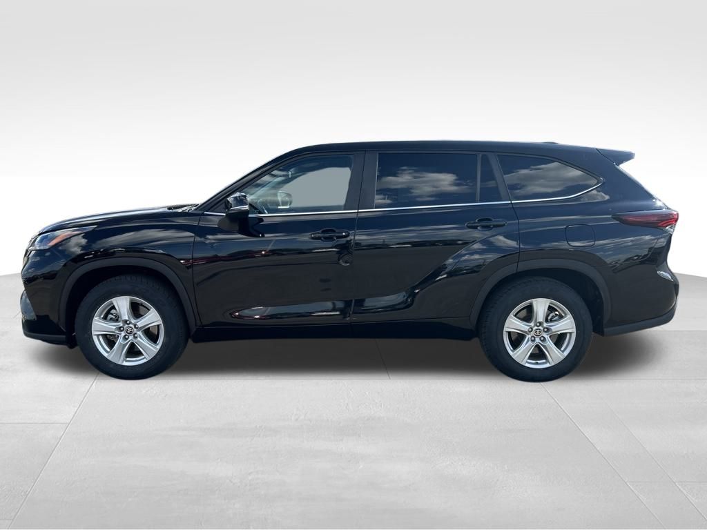 2024 Toyota Highlander LE photo 3