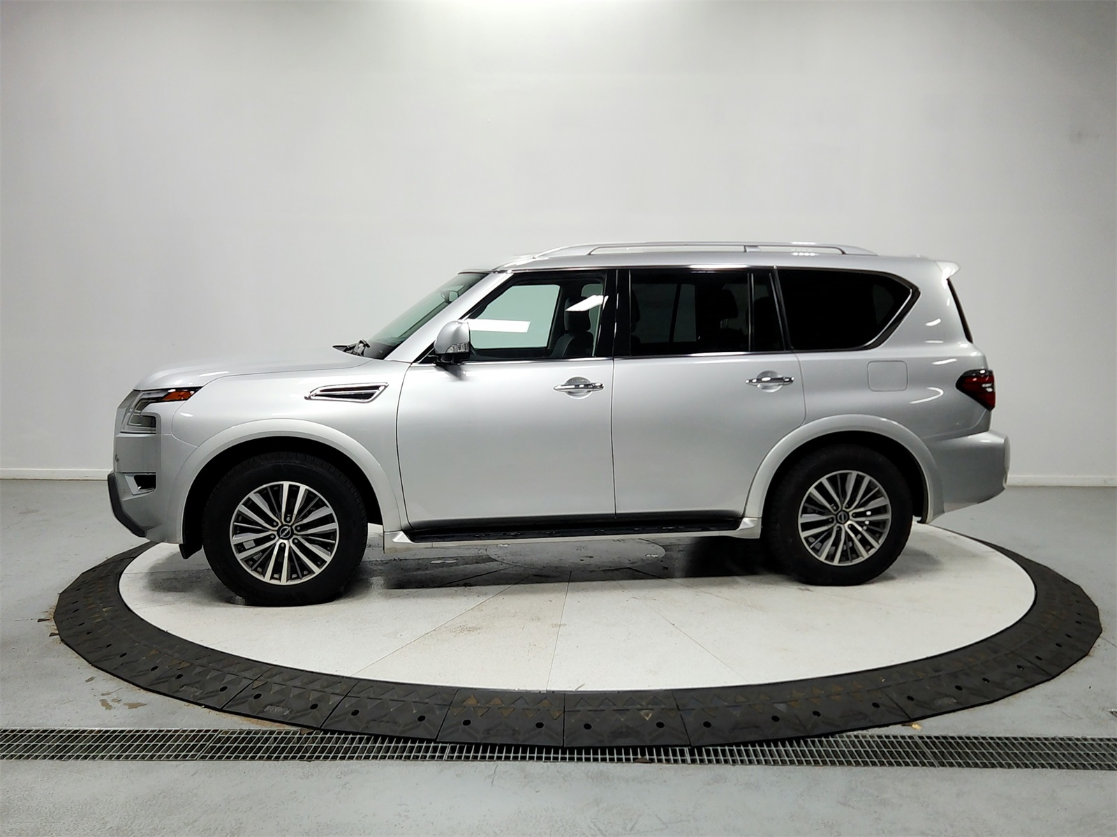 2024 Nissan Armada SL photo 2