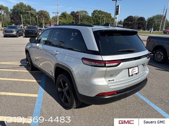 2023 Jeep Grand Cherokee Laredo Altitude photo 2