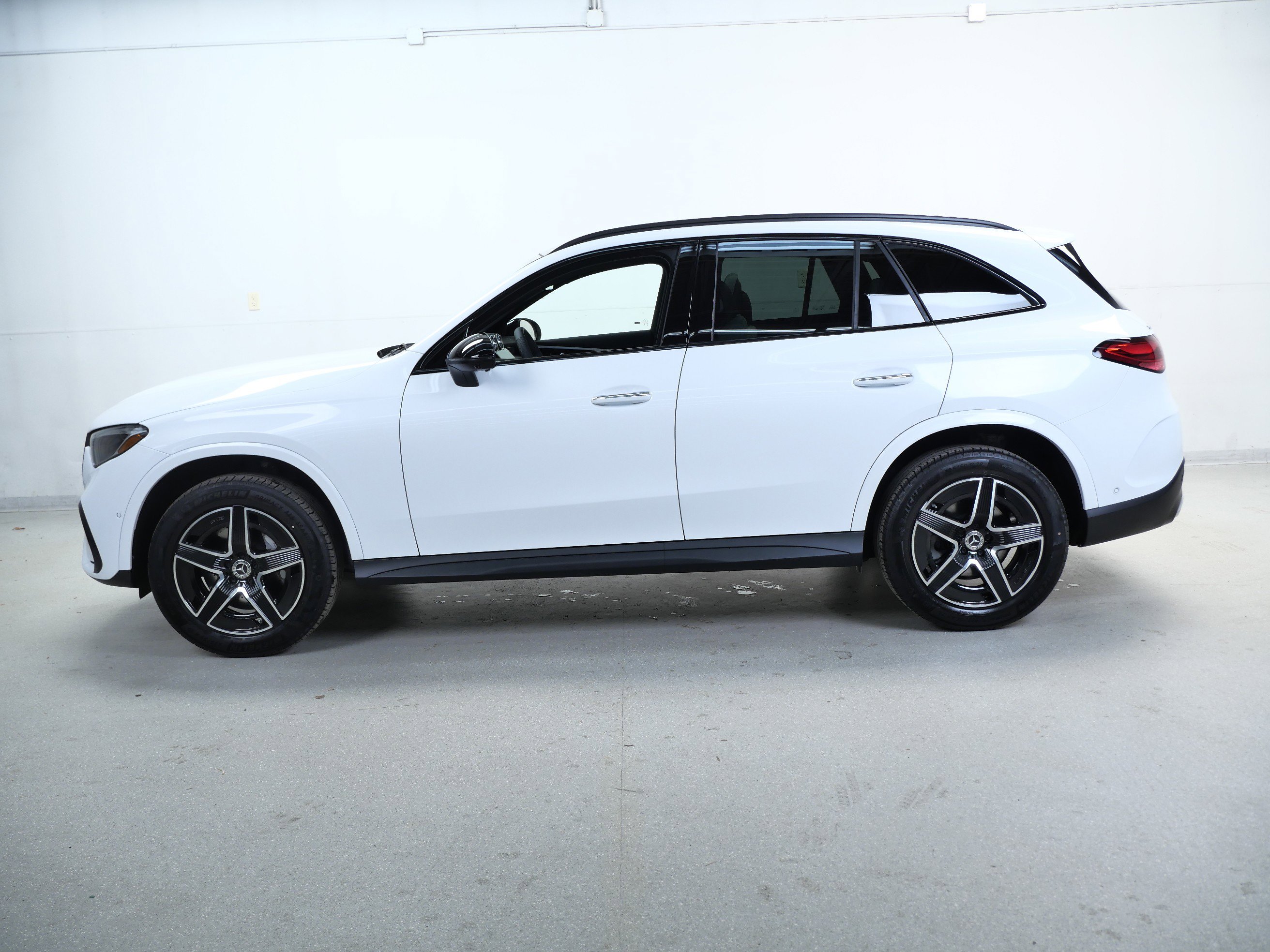 2026 Mercedes Benz GLC 300 4MATIC photo 4