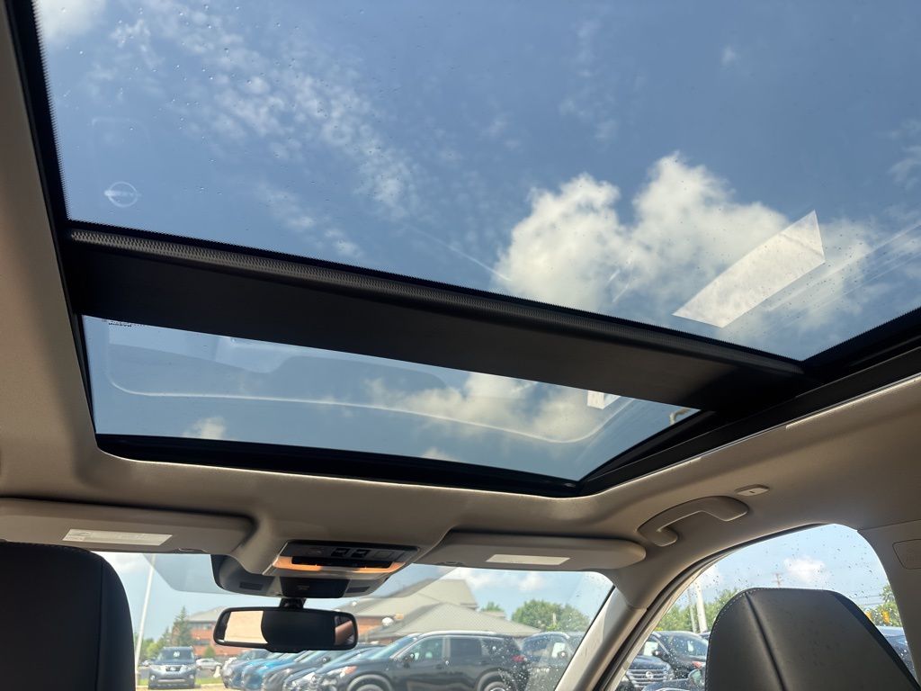 2025 Nissan Rogue Platinum photo 3