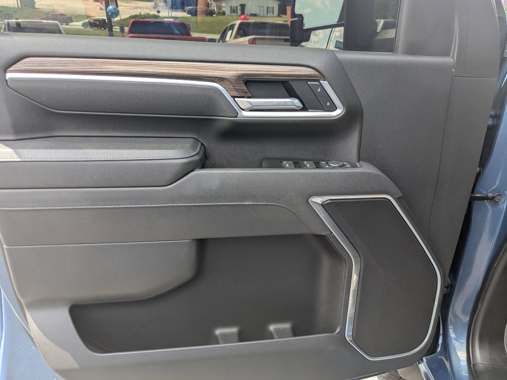 2025 Chevrolet Silverado 3500HD LT photo 5