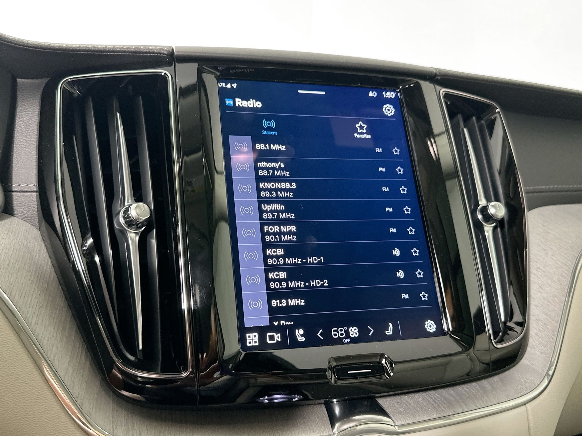 2025 Volvo XC60 T8 photo 8