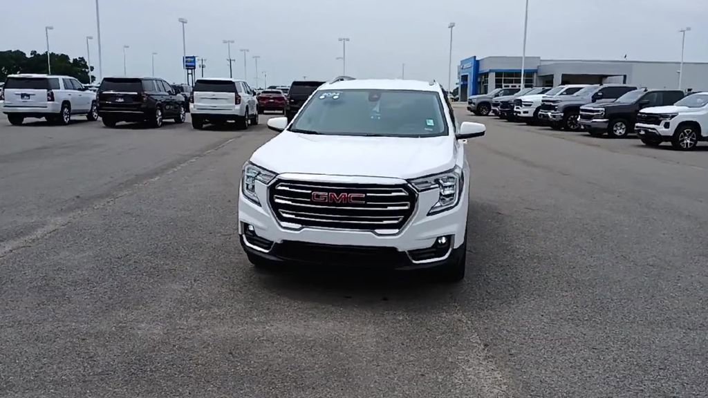 2024 Gmc Terrain SLT photo 2