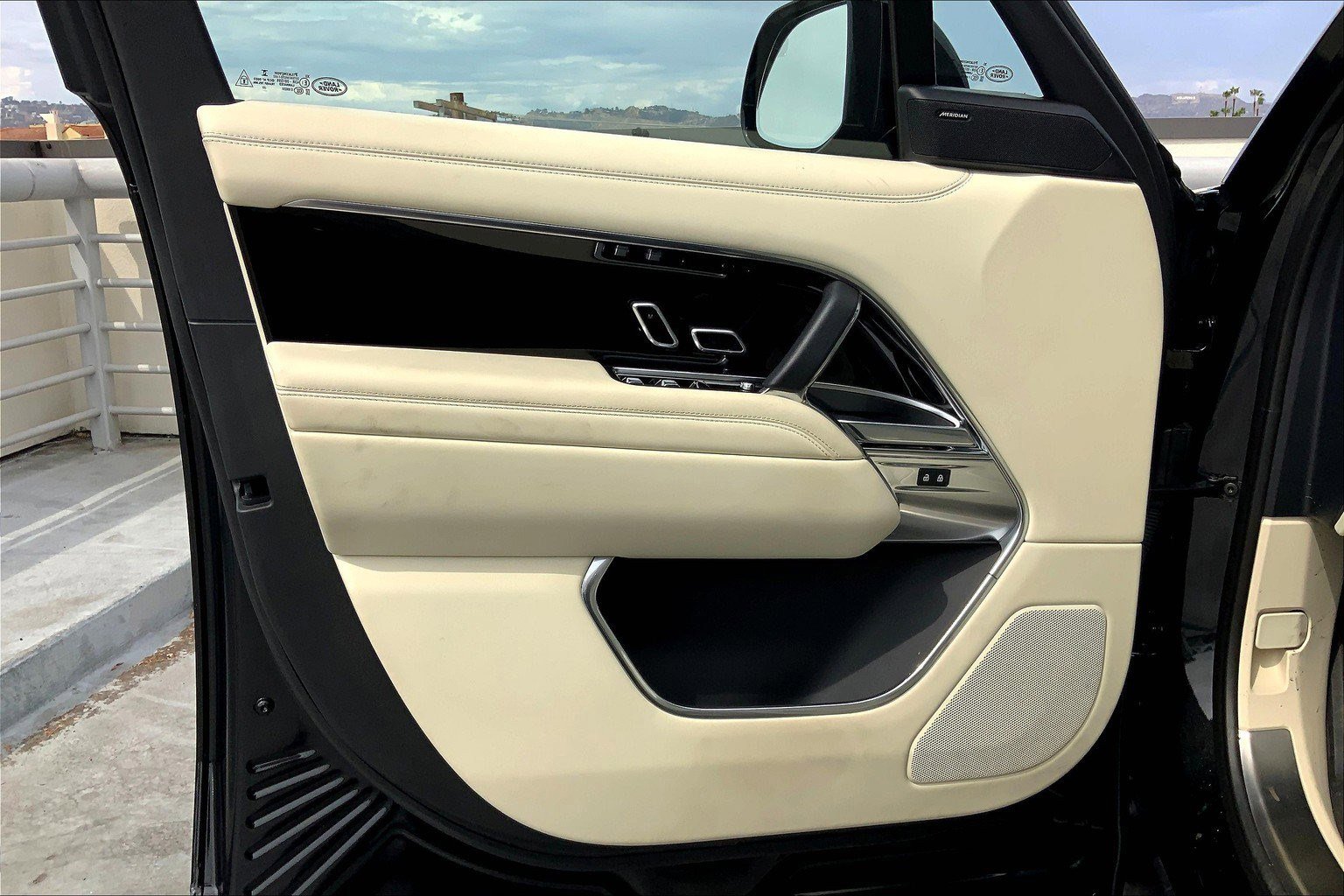 2023 Land Rover Range Rover SE photo 22
