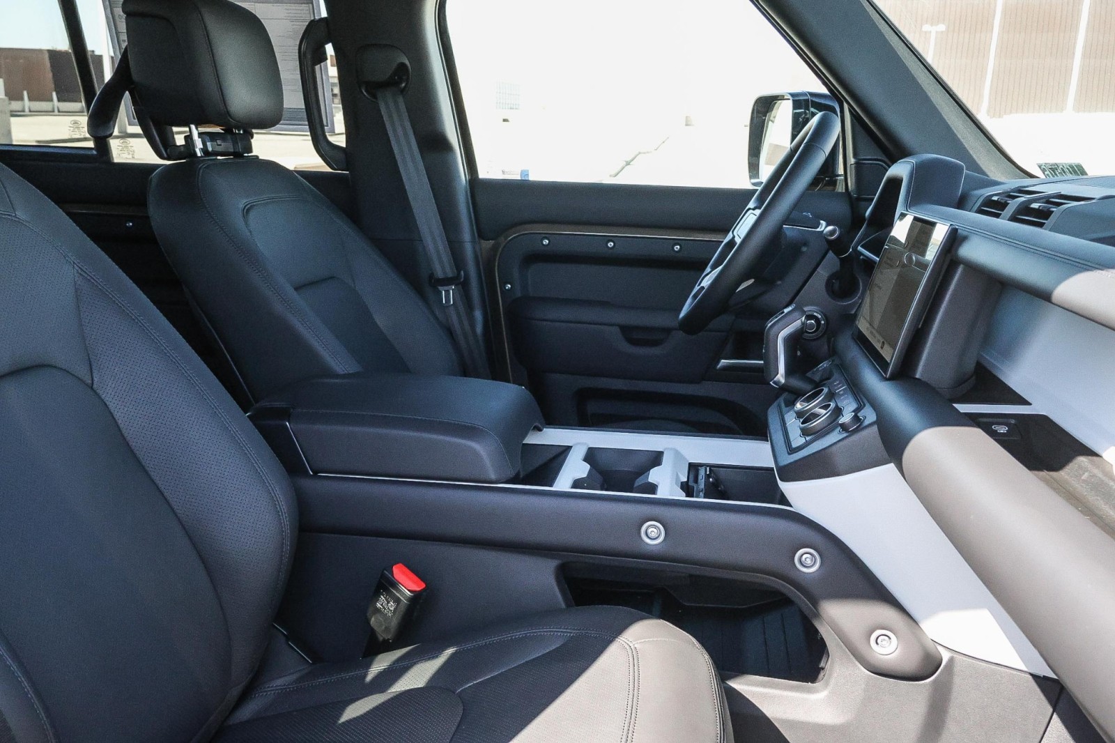 2025 Land Rover Defender 110 X-Dynamic SE photo 11