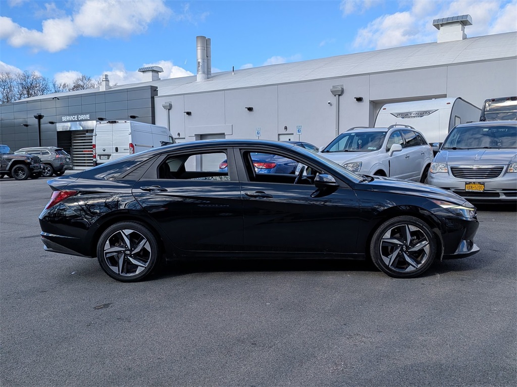 2023 Hyundai Elantra SEL photo 2