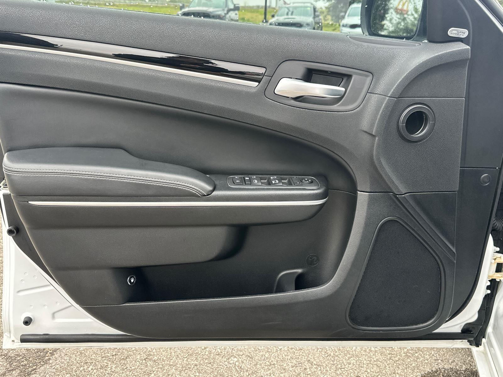 2020 Chrysler 300 photo 4