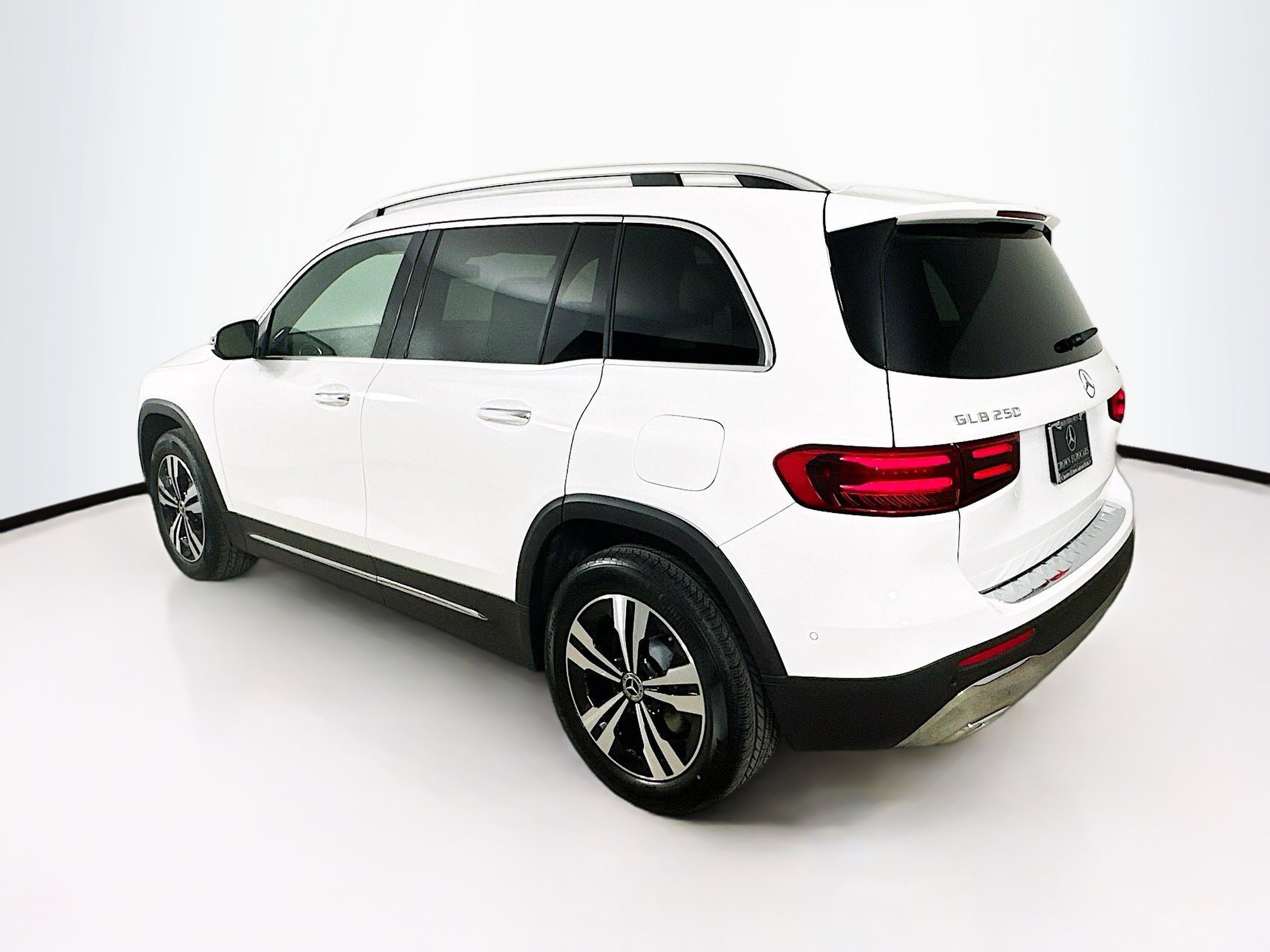 2025 Mercedes Benz GLB 250 4MATIC photo 3