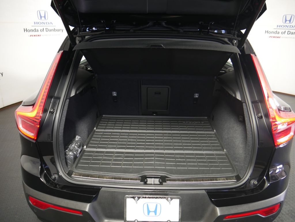 2023 Volvo XC40 Plus photo 6