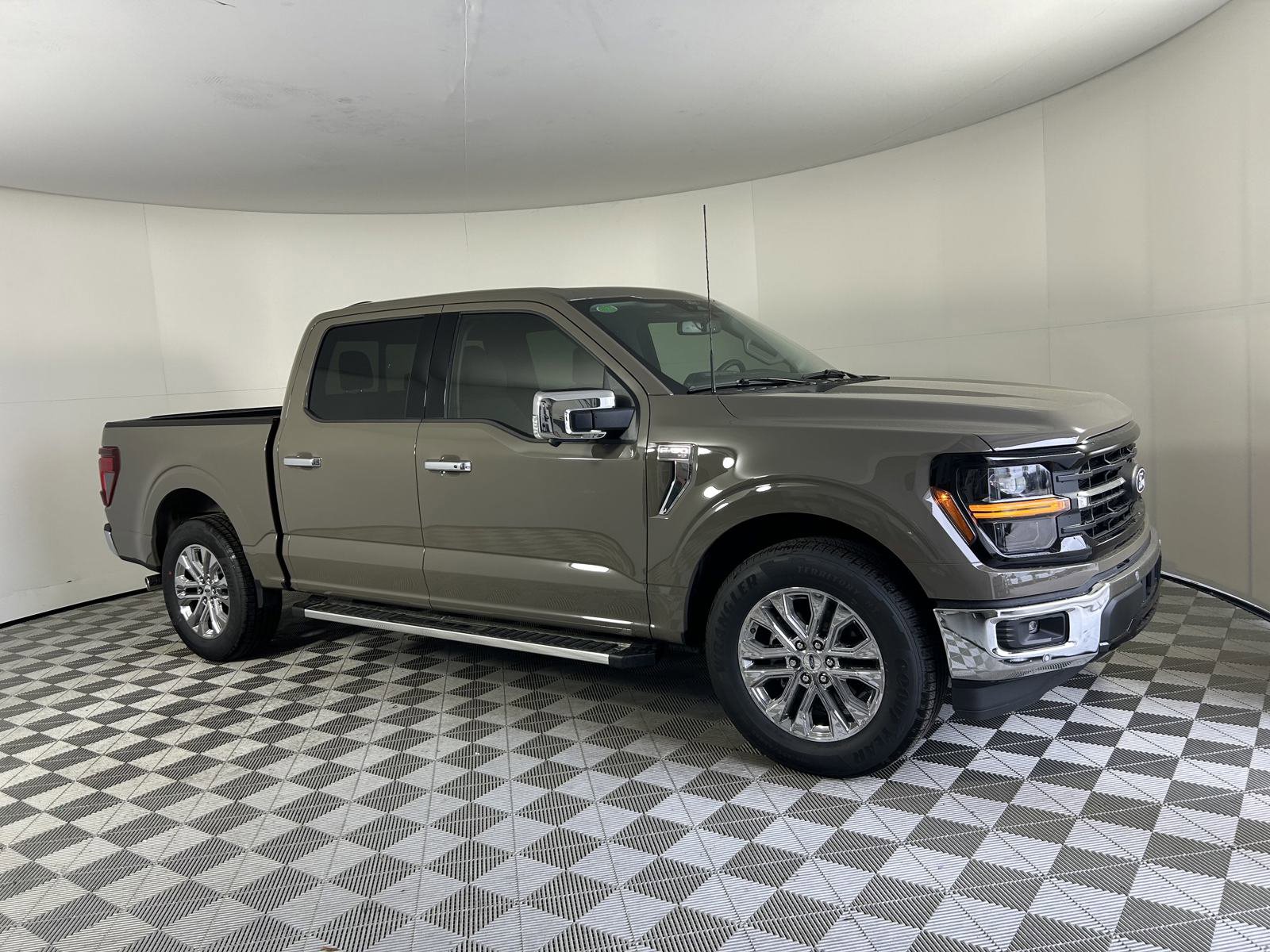 2025 Ford F-150 XLT photo 2