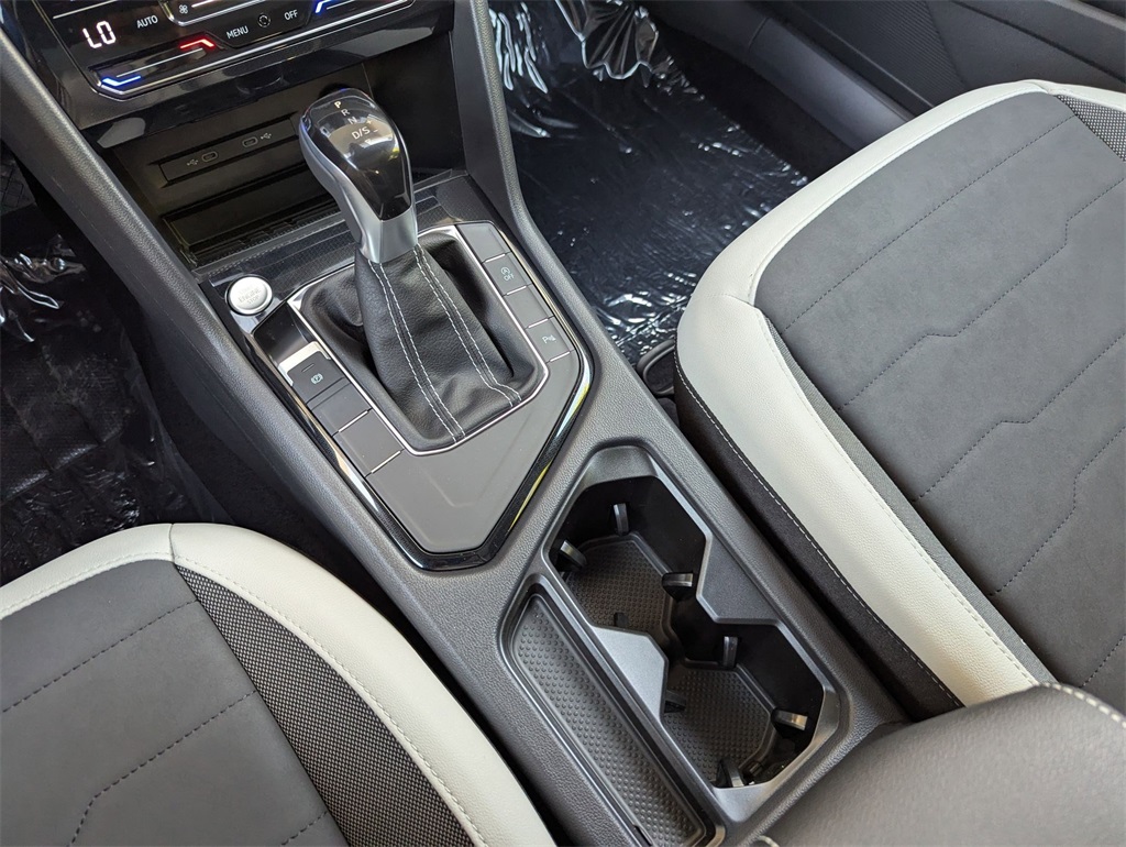 2025 Volkswagen Taos SE photo 13
